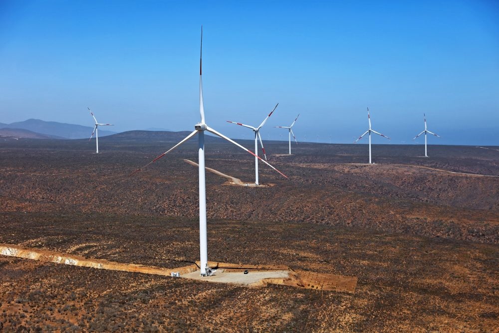 這是2023年2月14日拍攝的位于智利中部沿海的蓬塔謝拉風(fēng)電場。蓬塔謝拉風(fēng)電場是中國在智利投資建設(shè)的首個風(fēng)電場，2018年正式投產(chǎn)發(fā)電，可滿足13萬戶家庭的用電需求，同時每年還能減少15.7萬噸碳排放。