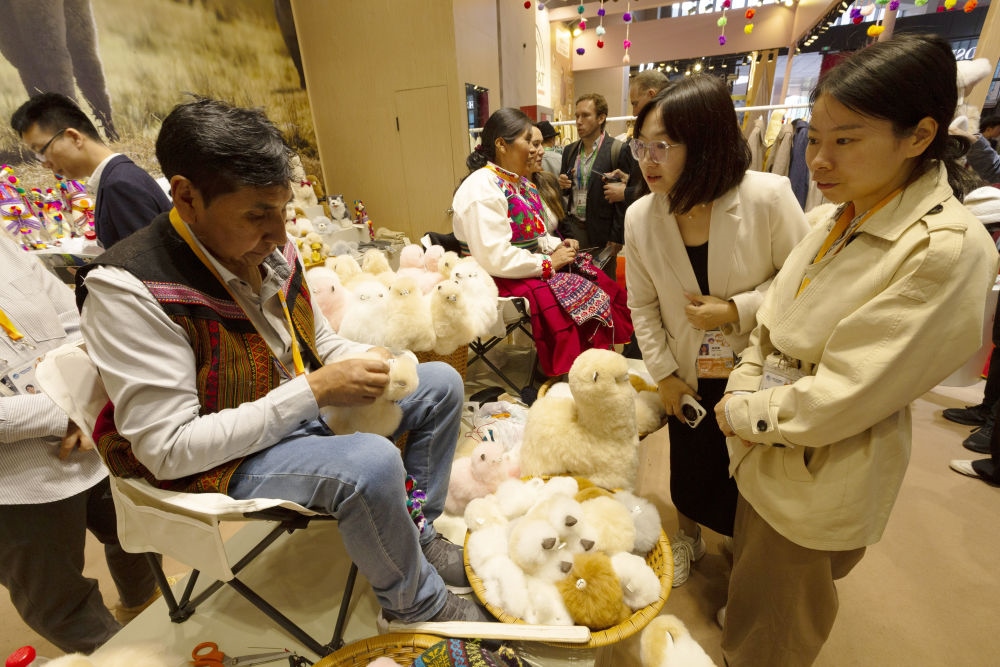 2023年11月7日，秘魯羊駝毛制品手藝人馬馬尼大叔在中國上海舉辦的第六屆進(jìn)博會上展示羊駝玩偶制作工藝。秘魯特色羊駝毛制品連續(xù)六屆在進(jìn)博會上亮相，收獲大量訂單。進(jìn)博會大舞臺讓秘魯傳統(tǒng)手藝人有了更廣闊的發(fā)展空間。