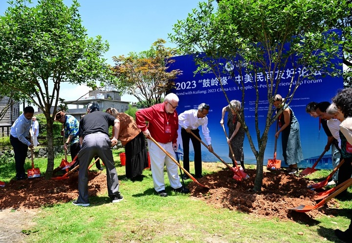 2023年6月28日，出席“鼓嶺之友”座談會的中美各界人士在鼓嶺共同植樹留念。