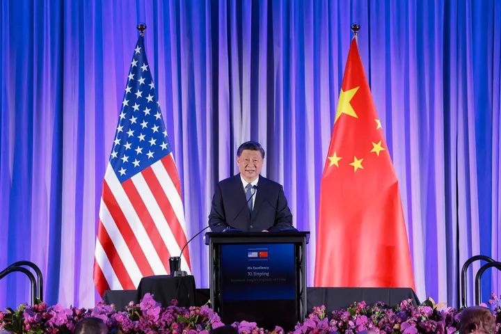 當?shù)貢r間11月15日晚，國家主席習近平在美國舊金山出席美國友好團體聯(lián)合舉行的歡迎宴會。這是習近平發(fā)表重要演講。圖源：新華社