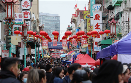 2023年1月15日，人們?cè)诿绹?guó)舊金山唐人街的迎春街會(huì)上游覽、購(gòu)物。當(dāng)日，為期兩天的迎春街會(huì)在美國(guó)舊金山唐人街閉幕，活動(dòng)吸引了大批市民和游客。新華社發(fā)