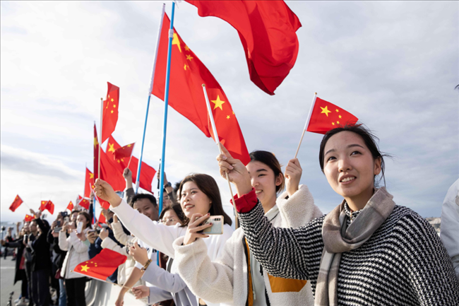△當?shù)貢r間11月14日，華僑華人和中國留學(xué)生代表在沿途街道，熱烈歡迎習(xí)近平主席到訪。