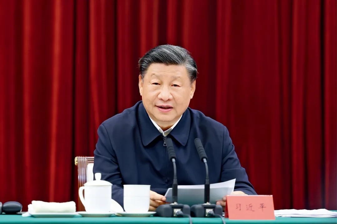 2023年10月12日，中共中央總書記、國家主席、中央軍委主席習(xí)近平在江西省南昌市主持召開進(jìn)一步推動長江經(jīng)濟(jì)帶高質(zhì)量發(fā)展座談會并發(fā)表重要講話。習(xí)近平強(qiáng)調(diào)，完善跨區(qū)域、跨部門、跨層級的數(shù)據(jù)信息共享和流程互聯(lián)互通，深化政務(wù)服務(wù)合作，優(yōu)化營商環(huán)境。圖/新華社記者 鞠鵬 攝