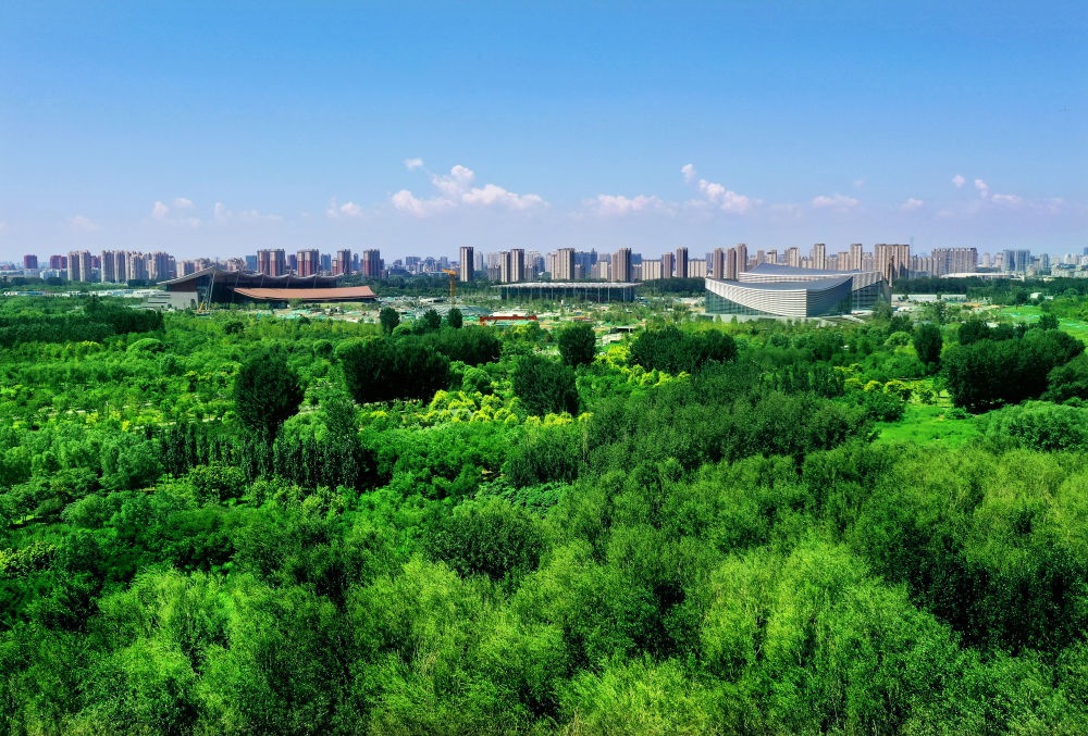 北京東方化工廠舊址建成的綠心公園草木蔥蘢。（馬文曉 攝）