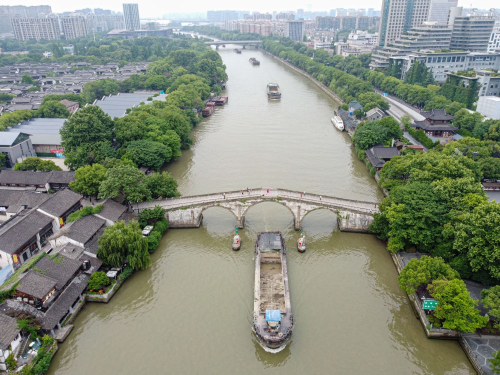 2022年5月27日，貨船通過京杭大運(yùn)河杭州段拱宸橋。（新華社記者江漢 攝）