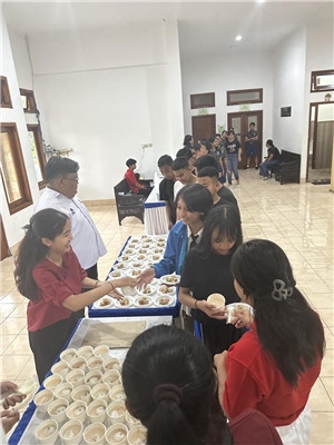 學生們品嘗中華美食湯圓和燒賣。主辦方供圖