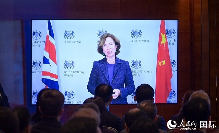 英國駐華大使吳若蘭發(fā)表視頻主旨演講。人民網(wǎng) 郭錦標(biāo) 攝