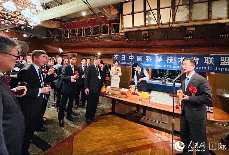 中國駐日本大使館教育處公使銜參贊杜柯偉在紀(jì)念酒會(huì)上致祝酒詞。人民網(wǎng) 許可攝