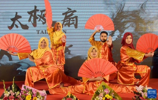 11月22日，在孟加拉國達(dá)卡，學(xué)生在孔子課堂揭牌儀式上表演。新華社發(fā)（薩利姆攝）