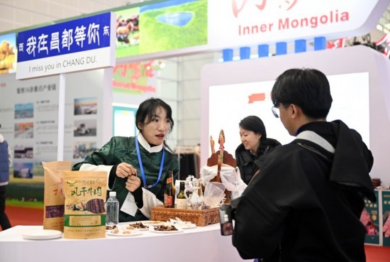 11月23日，參展商和參觀者在國家會展中心（天津）國內(nèi)省市合作交流展區(qū)交流。新華社記者 趙子碩 攝