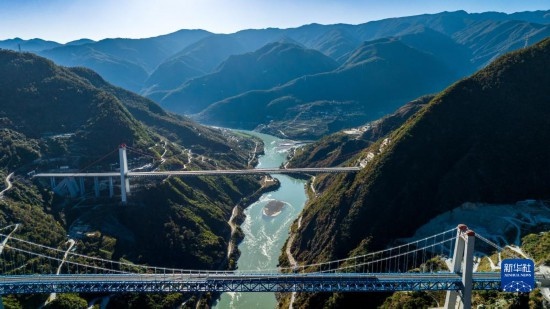 11月25日拍攝的麗香鐵路金沙江特大橋（前），遠處是麗香高速特大橋（無人機照片）。