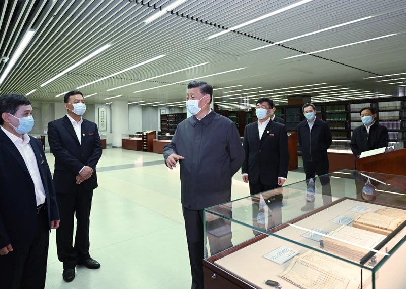 2022年4月25日，習近平來到中國人民大學考察調研。這是他在圖書館考察。