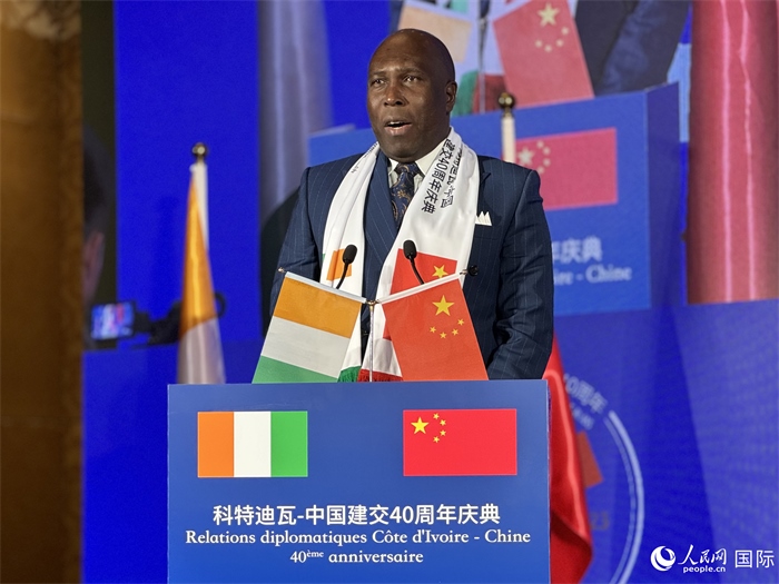 科特迪瓦駐華大使多索·阿達(dá)馬在招待會(huì)上致辭。人民網(wǎng) 謝瑩攝