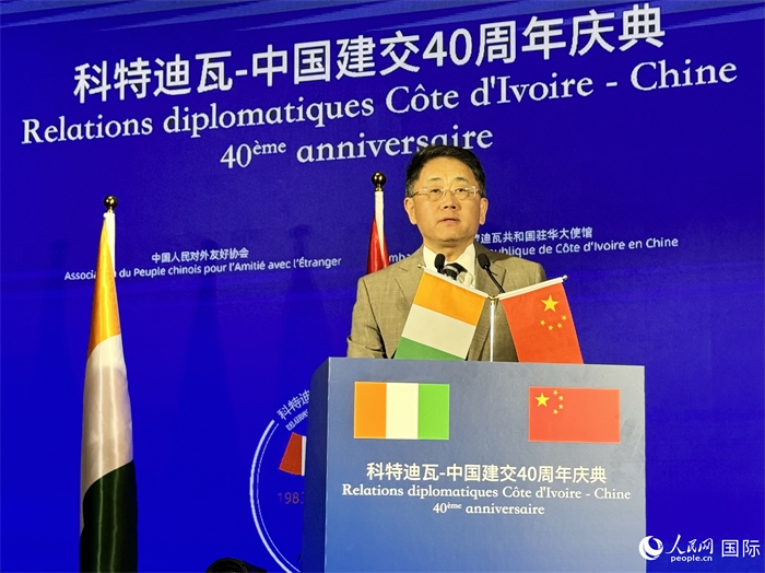 中國(guó)人民對(duì)外友好協(xié)會(huì)副會(huì)長(zhǎng)姜江在招待會(huì)上致辭。人民網(wǎng) 謝瑩攝