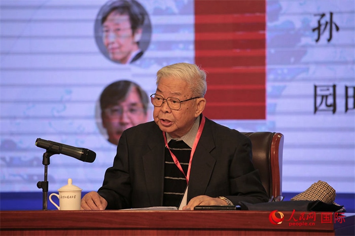 北京外國語大學(xué)北京日本學(xué)研究中心原主任嚴(yán)安生發(fā)表主旨演講。人民網(wǎng)記者 張麗婭攝