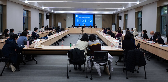 “區(qū)域國別學(xué)視角下的日語學(xué)科建設(shè)”圓桌論壇現(xiàn)場(chǎng)。主辦方供圖