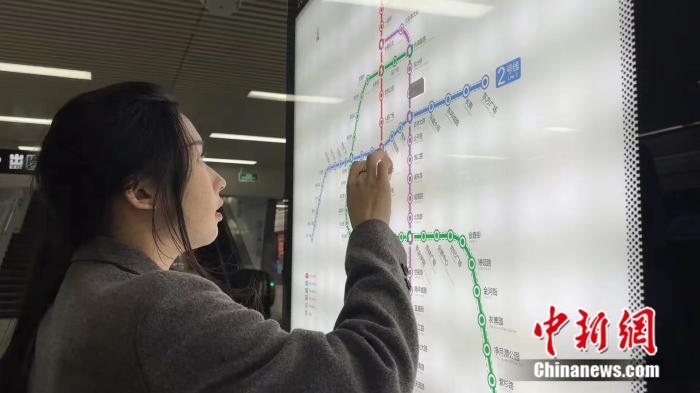 李佳夢(mèng)正在坐地鐵。呂盛楠 攝