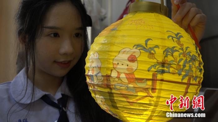 李佳夢(mèng)正在做兔子花燈。呂盛楠 攝