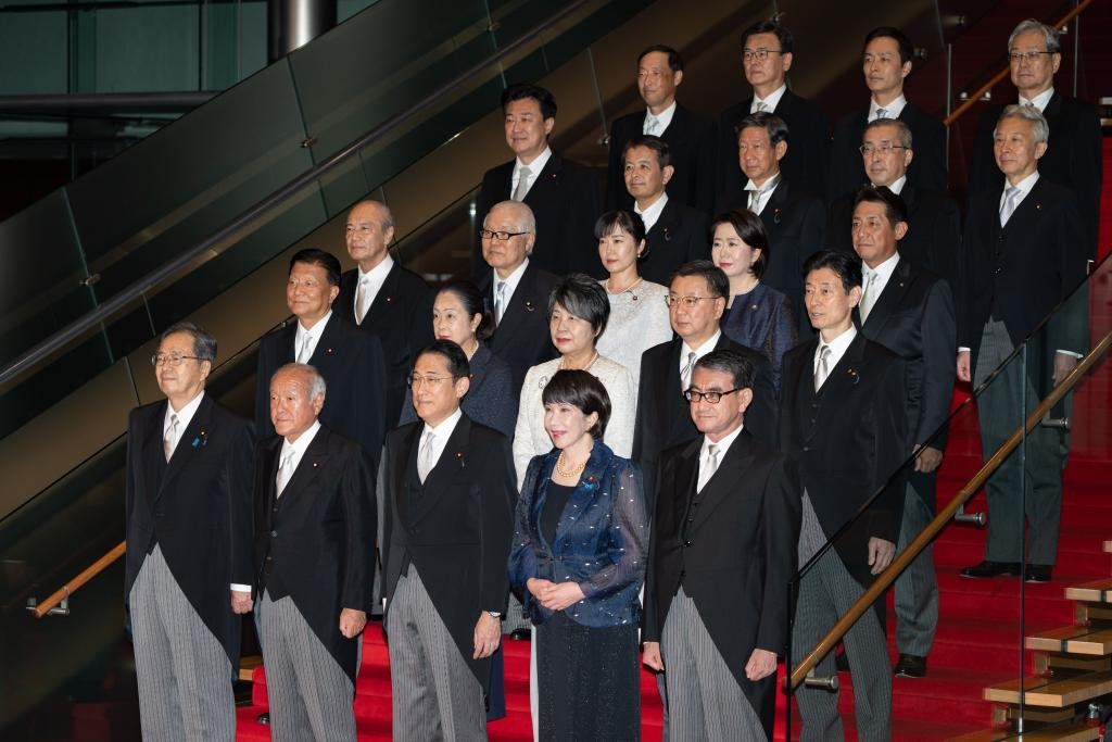 9月13日，日本首相岸田文雄（前排中）在東京的首相官邸率閣僚合影。新華社記者張笑宇攝