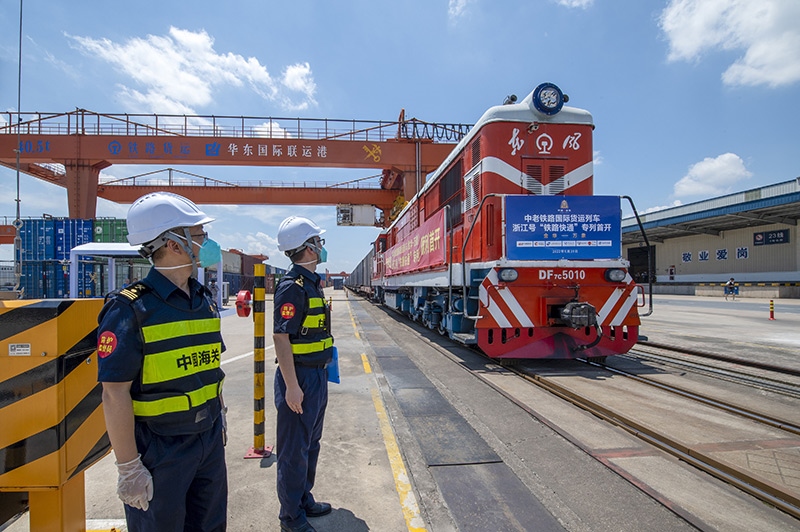 2022年6月29日，浙江金華，中老鐵路國(guó)際貨運(yùn)列車(chē)浙江號(hào)“鐵路快通”首趟專(zhuān)列經(jīng)海關(guān)監(jiān)管后，從金華南站鳴笛啟程，經(jīng)磨憨口岸駛向老撾萬(wàn)象。