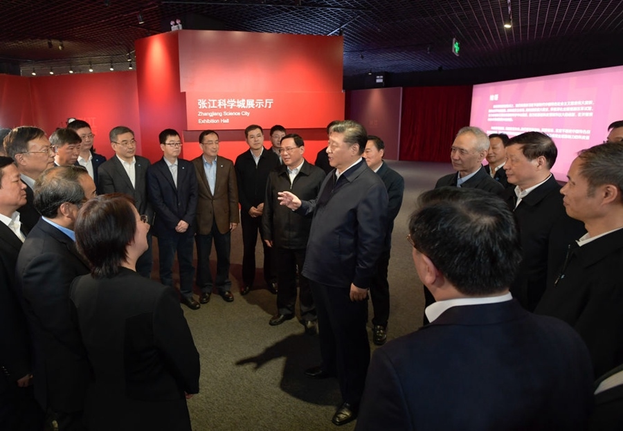 2018年11月6日，習近平在上海張江科學城展示廳考察時，同在場的科技工作者親切交談。