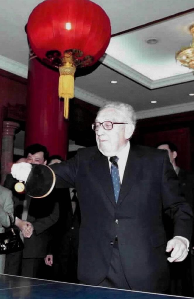 2001年3月18日，基辛格在中國(guó)人民對(duì)外友好協(xié)會(huì)紀(jì)念中美“乒乓外交”30周年的招待會(huì)開始前揮拍助興。新華社發(fā)