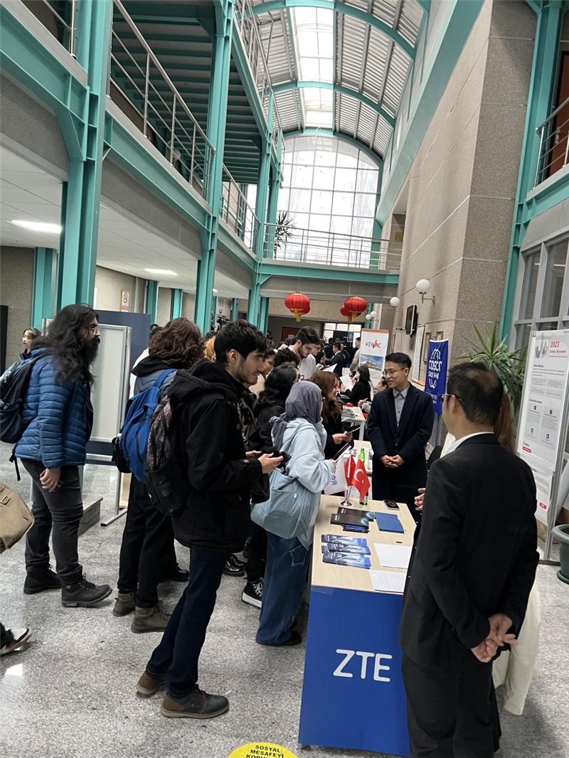土耳其大學(xué)生在中企展臺交流。主辦方供圖