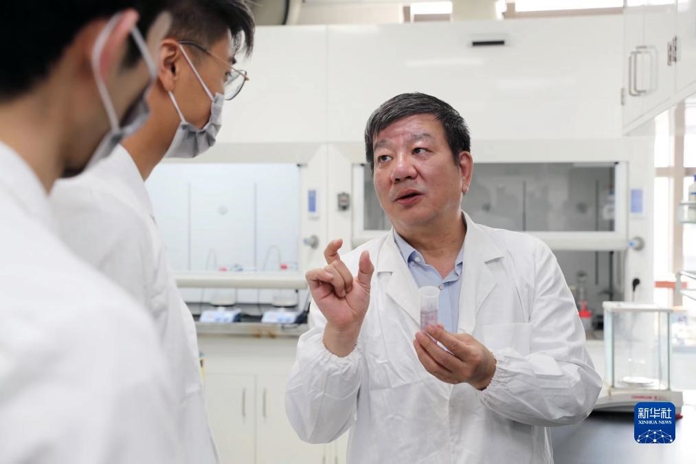 中國科學院院士、國家自然科學獎一等獎得主趙東元在復旦大學實驗室里指導學生（2023年9月2日攝）。新華社記者 劉穎 攝