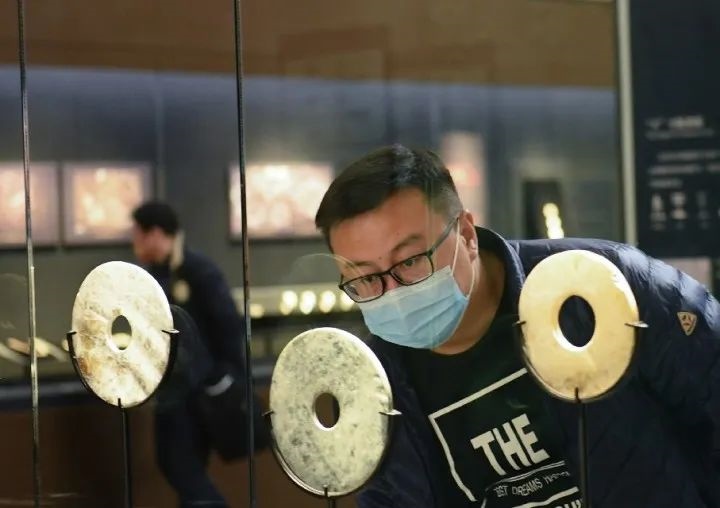 游客在良渚博物院觀看玉璧。新華社記者 翁忻旸 攝