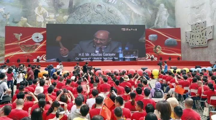 2019年7月6日，杭州市民揮舞國(guó)旗慶祝良渚古城遺址獲準(zhǔn)列入世界遺產(chǎn)名錄。記者 吳煌 倪雁強(qiáng) 攝