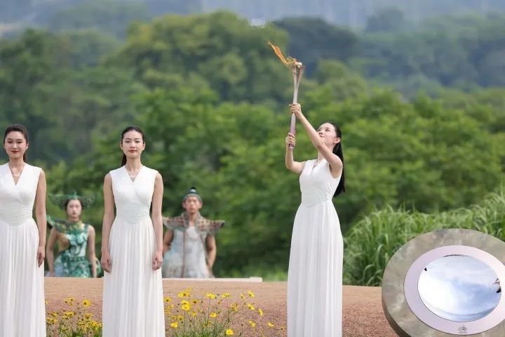 杭州亞運(yùn)會(huì)火種在良渚成功采集。記者 呂之遙 攝