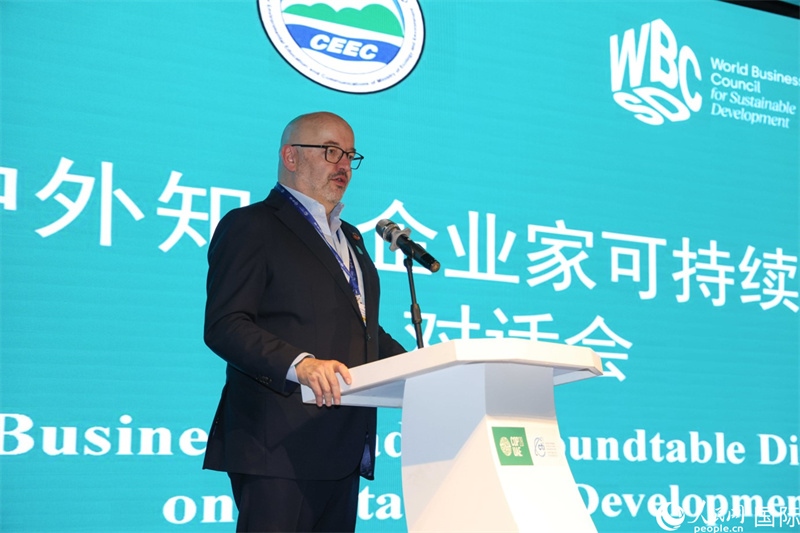 世界可持續(xù)發(fā)展工商理事會會長兼主席貝德凱致辭。人民網(wǎng)記者任皓宇攝