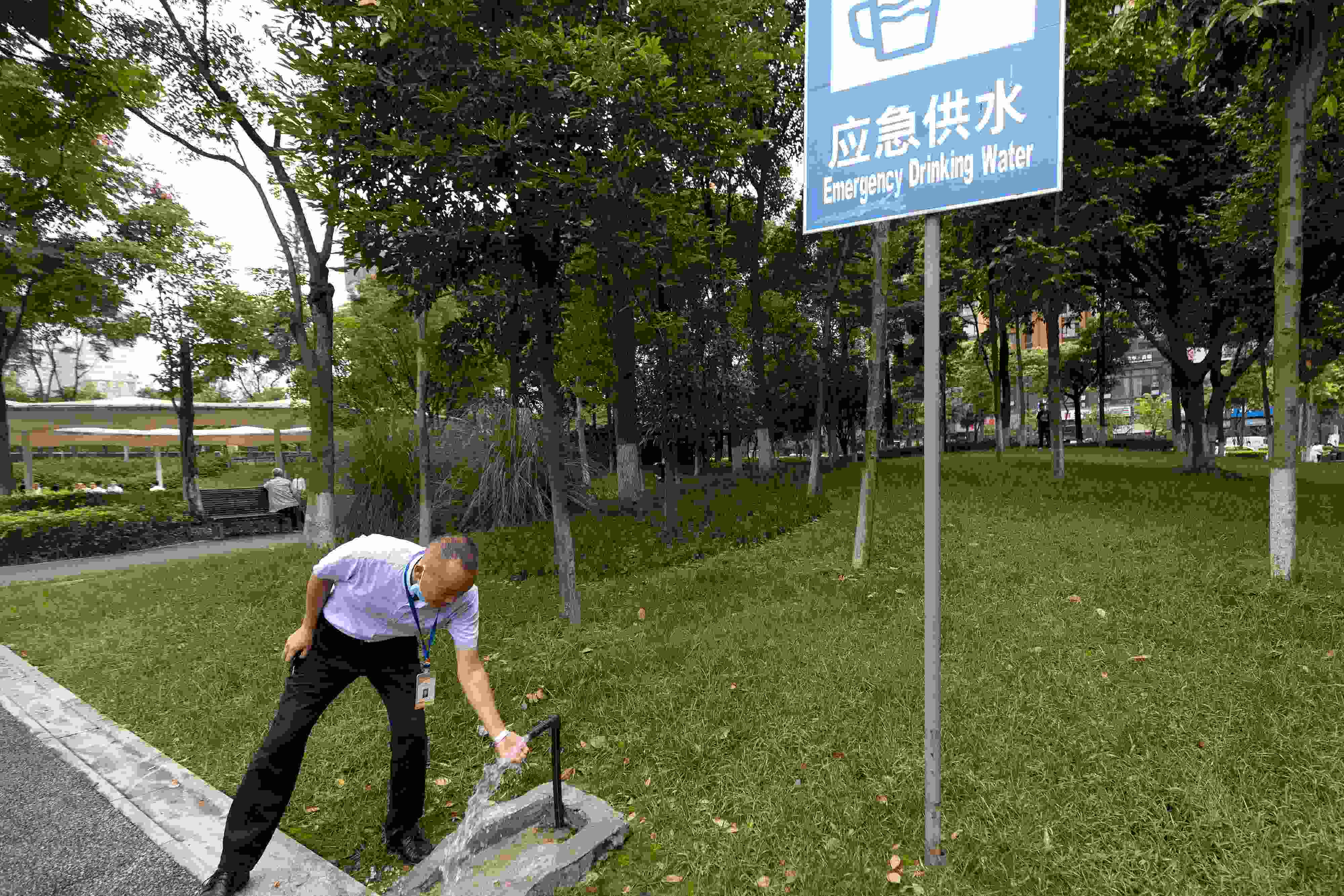 位于成都高新區(qū)天府二街與天府三街之間的大源中央公園，應急供水設施標識醒目。