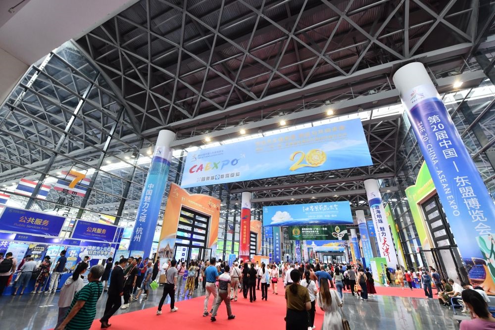 2023年9月18日，參觀者在第二十屆中國—東盟博覽會東盟商品展區(qū)選購商品。新華社記者 黃孝邦 攝