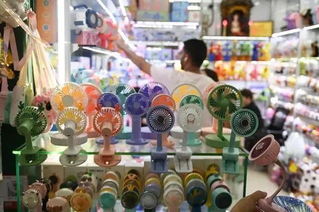 △近期，客商在浙江義烏國際商貿(mào)城采購商品。