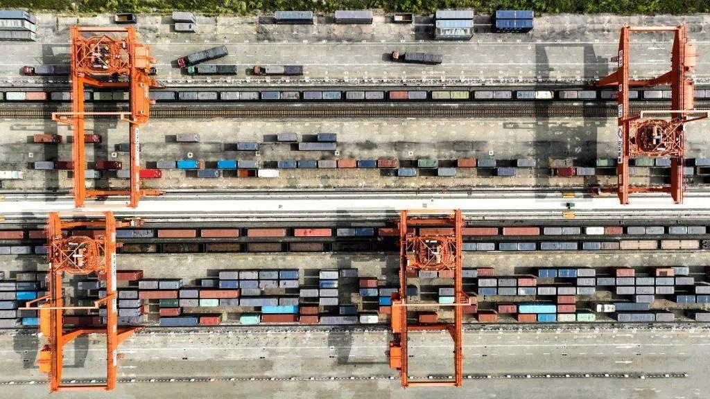 △2023年11月12日，火車在廣西欽州港碼頭裝運(yùn)集裝箱。