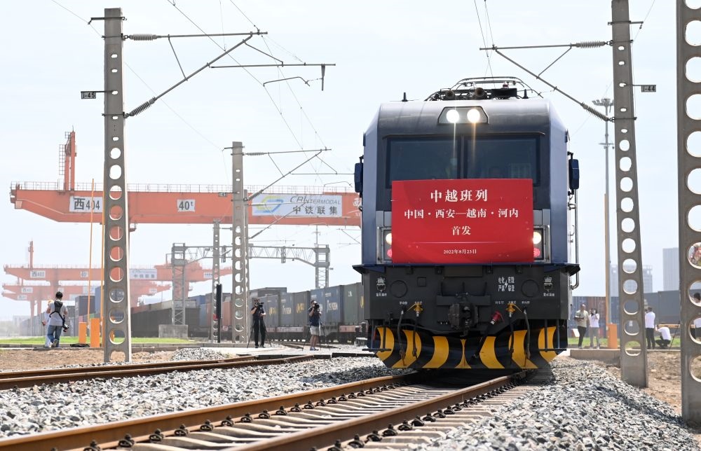 2022年8月23日，陜西首趟中越國際貨運(yùn)班列由西安國際港站駛出開往越南河內(nèi)。新華社記者 李一博 攝