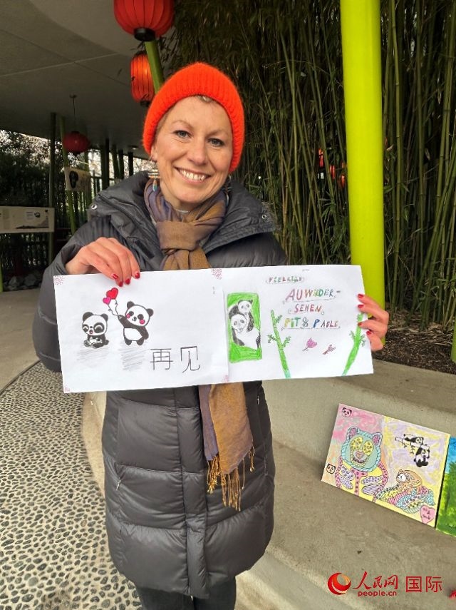 桑德拉和德國(guó)小朋友們的作品。右圖寫(xiě)著“祝福好運(yùn)，再見(jiàn) Pit和Paule（“夢(mèng)想”“夢(mèng)圓”的德語(yǔ)名字）”。人民網(wǎng)記者 徐馨攝