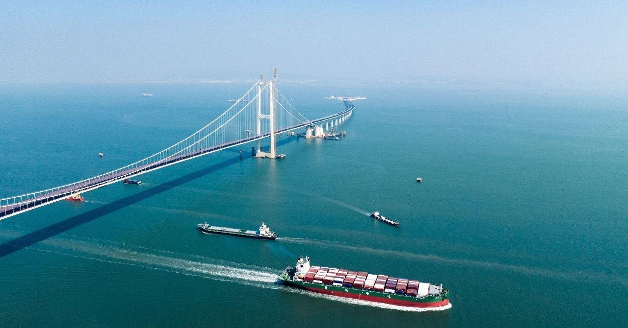 △2023年11月28日，國家重大工程深中通道海底沉管隧道貫通。