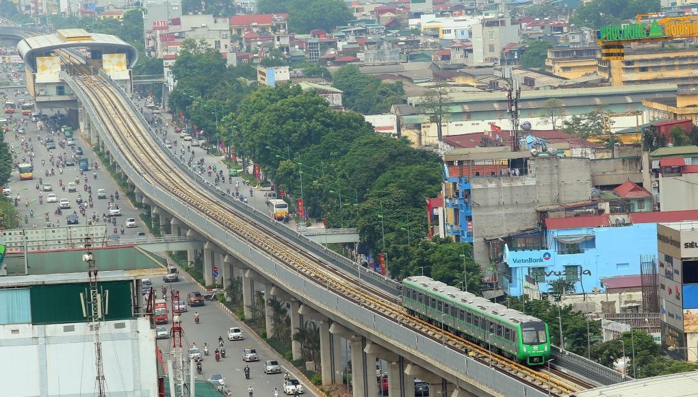 2021年11月6日，列車在越南首都河內(nèi)吉靈-河東輕軌線上行駛。中企承建的越南首條城市輕軌項目交接儀式當日在河內(nèi)舉行，標志著該項目投入運行。新華社/越通社