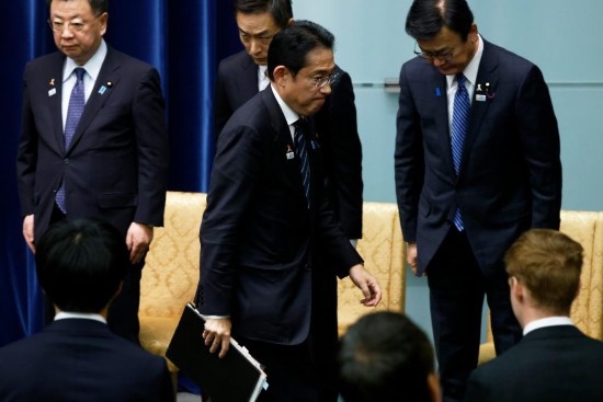  11月2日，在日本東京首相官邸，日本首相岸田文雄在新聞發(fā)布會后離開會場。新華社發(fā)（Pool圖片，太田潔攝）