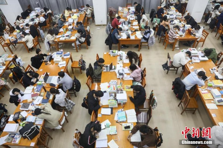 資料圖：眾多考研學生在南昌大學圖書館的自習室內(nèi)復(fù)習備考。劉力鑫 攝