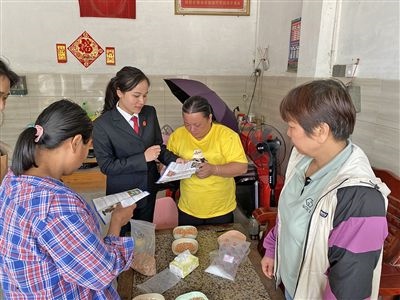  圖⑤：龍圩區(qū)法院法官到群眾家中開(kāi)展法治宣傳。資料圖片