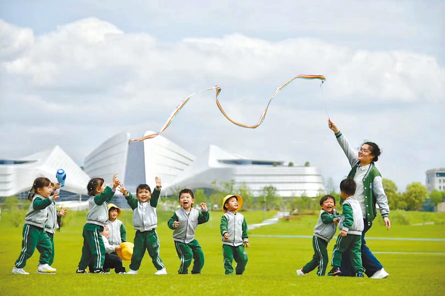  童心飛揚 在浙江衢州市智慧新城草坪公園，一名幼兒園老師揮舞彩帶，與孩子們一起玩耍。衢州市柯城區(qū)將兒童友好理念融入城區(qū)整體規(guī)劃，努力為兒童成長創(chuàng)造更好的發(fā)展環(huán)境，提升兒童和家庭的獲得感、幸福感、安全感。 衢州市柯城區(qū)某幼兒園哥倫比亞籍教師 莉莉安娜·雷斯特雷波·埃斯皮諾薩攝 “我和家人都很喜歡在衢州生活，這是一座兒童友好城市，有很多兒童營地和戶外活動場所。我看到孩子們在幼兒園、戶外非?？鞓返赝嫠?，便用相機記錄下這美好時刻?！? /></p> <p style=