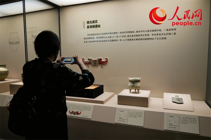 今年9月，觀眾正在參觀“鑒往知遠(yuǎn)——新時代考古成果展”。人民網(wǎng)記者 韋衍行攝