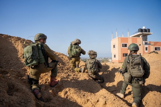 這張以色列國防軍12月10日發(fā)布的照片顯示，以軍地面部隊在加沙地帶進行軍事行動。新華社發(fā)