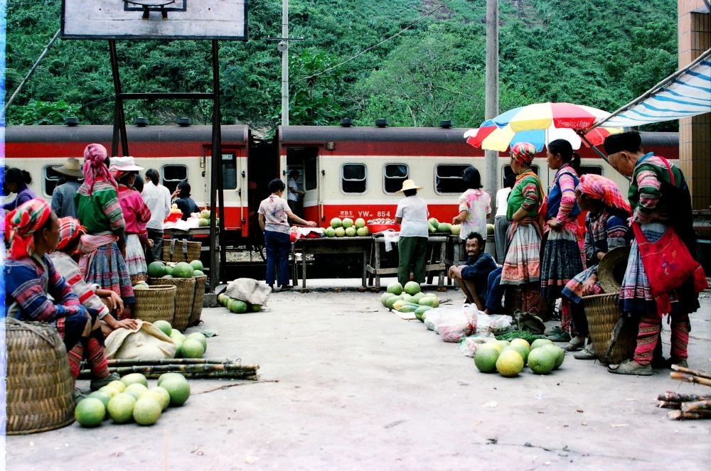 這是90年代中后期滇越鐵路沿線的集市，客運(yùn)列車的開行為當(dāng)?shù)氐拇迕駧?lái)商機(jī)。