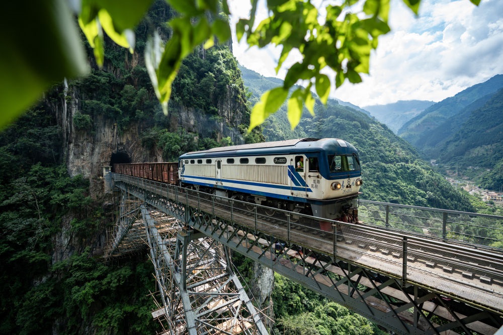 進(jìn)行人字橋橋梁檢測(cè)的米軌列車通過(guò)人字橋（2023年9月6日攝）。