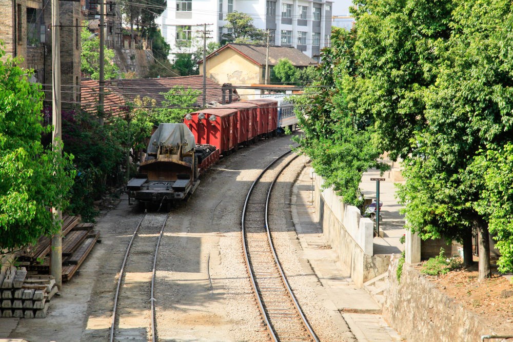 滇越鐵路宜良段的鐵軌與貨車（2013年3月26日攝）。