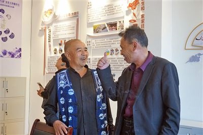  在大理州古生村訴訟服務(wù)站內(nèi)，全國(guó)人大代表樊九平為“阿鵬調(diào)解員”點(diǎn)贊。